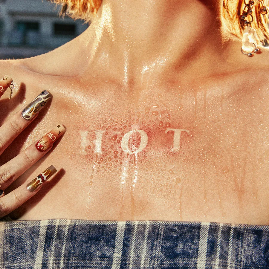 Pochette de l’album HOT de LE SSERAFIM